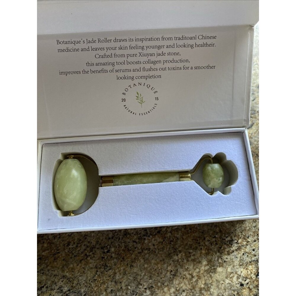 Botanique Natural Essentials Jade Facial Roller and Neck Massager Green